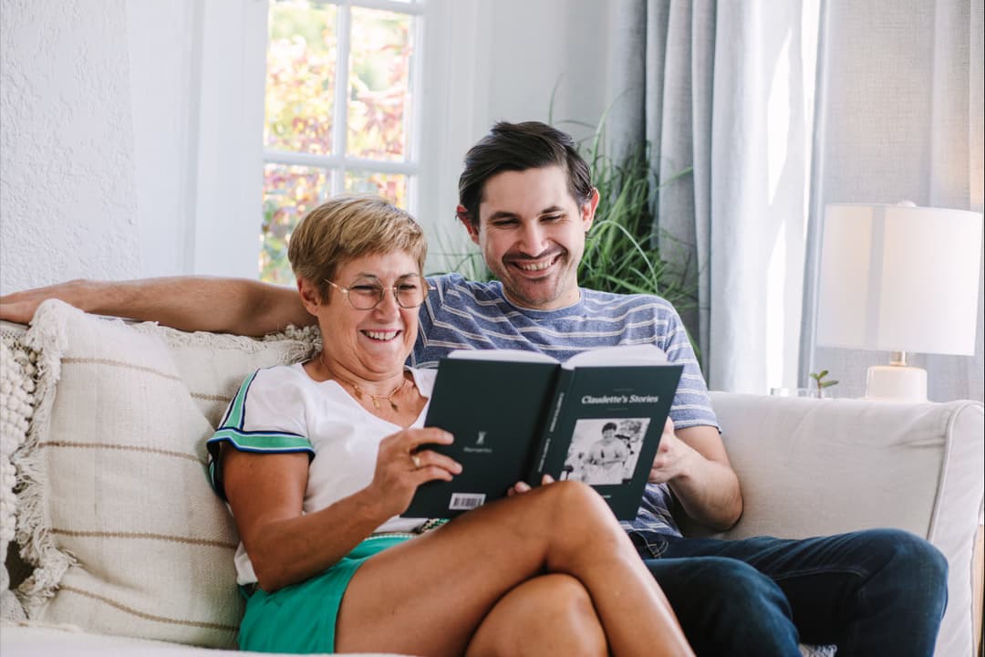 Mother and son looking at a Memoires book